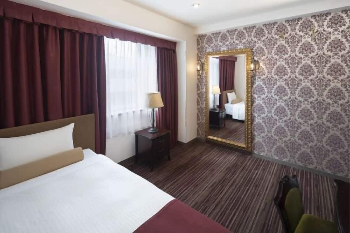 Premium bedding, in-room safe, desk, iron/ironing board