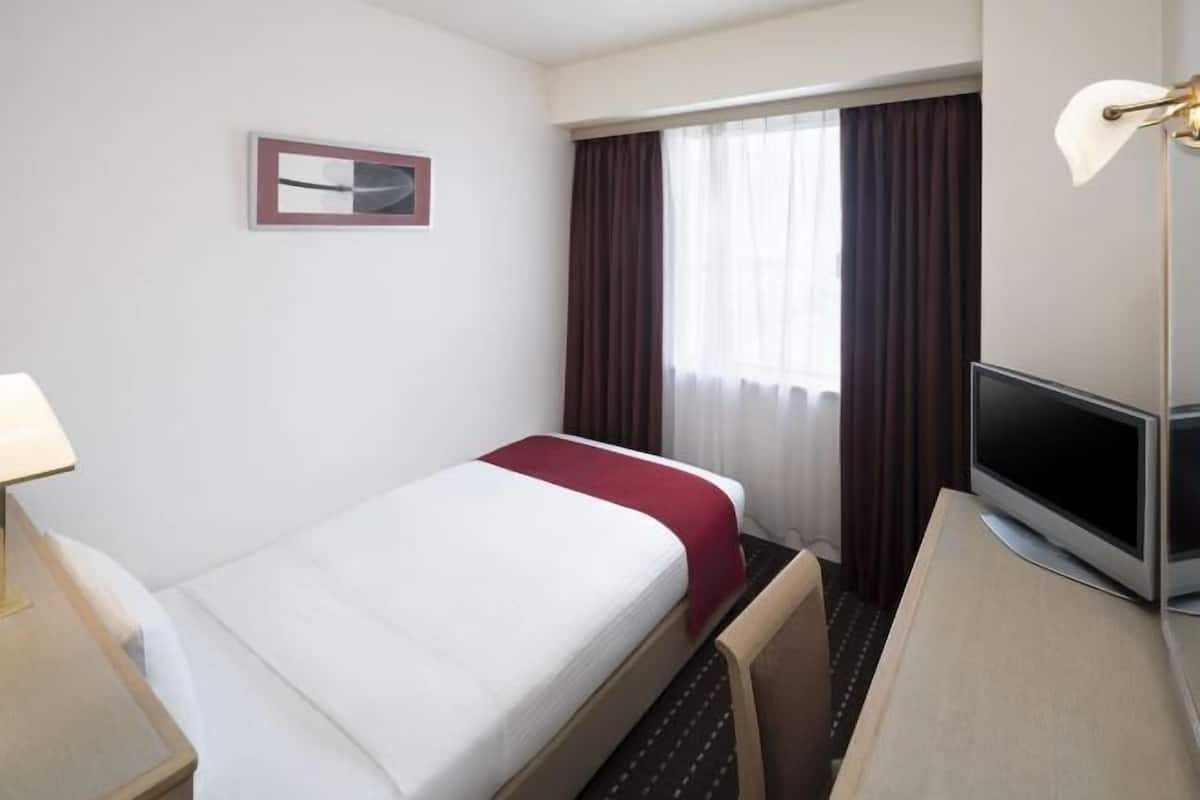 Premium bedding, in-room safe, desk, iron/ironing board