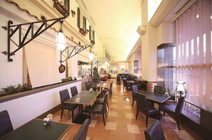 2 restaurants, breakfast served - ART HOTEL Joetsu (Joetsu)