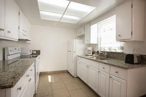 Standard Apartment | Private kitchen | Fridge, microwave, stovetop, coffee/tea maker - Dolphin Inn Resort (Fort Myers Beach)