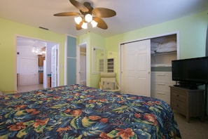 Standard Apartment, 1 King Bed, Garden View | Iron/ironing board, free cribs/infant beds, free WiFi - Dolphin Inn Resort (Fort Myers Beach)