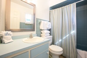 Rom – standard, 1 kingsize-seng, lanai (Upstairs Room) | Bad | Hårføner og håndklær