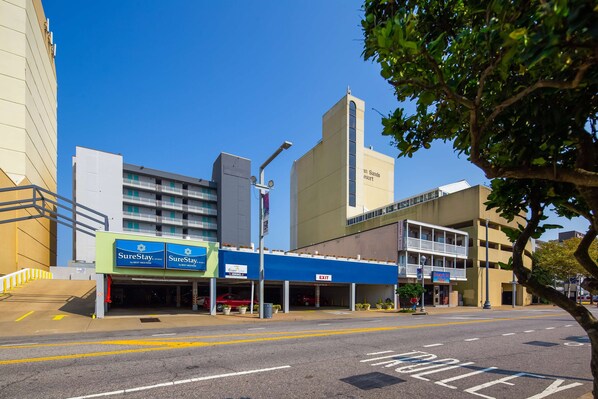 Vista frontal de la propiedad