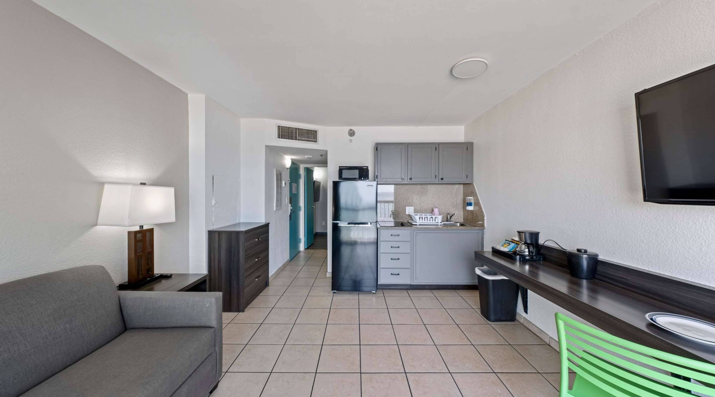 1 soverom, safe på rommet, skrivebord og blendingsgardiner