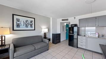 1 habitación, caja de seguridad en la habitación y escritorio