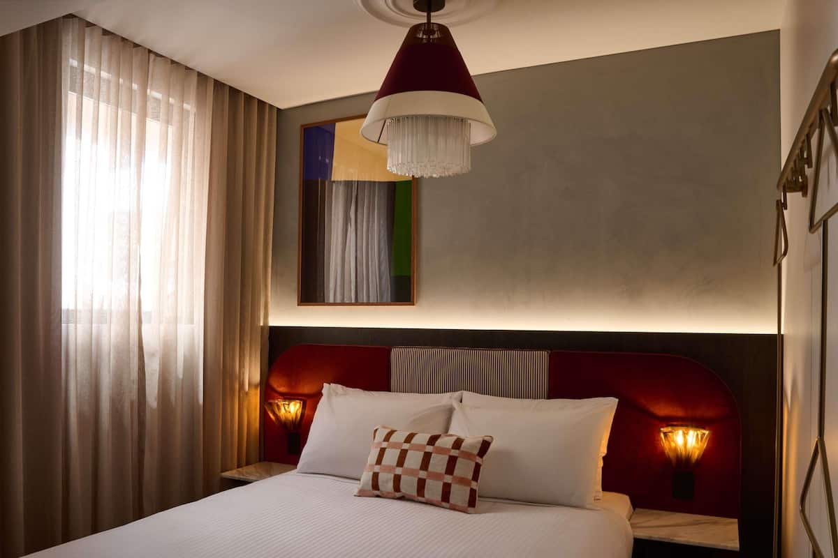 Ropa de cama de alta calidad, colchones con pillow-top y minibar