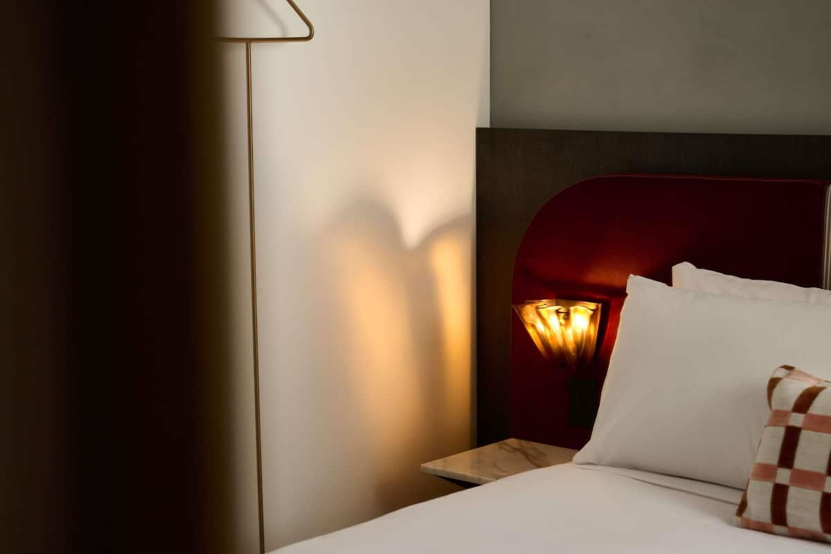 Rom, 1 queensize-seng, tilgjengelighetstilpasset (Bambina) | Sengetøy av topp kvalitet, senger med overmadrass og minibar