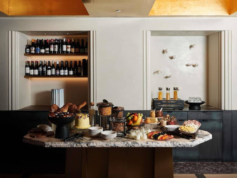 Café da manhã feito na hora todos os dias mediante uma taxa