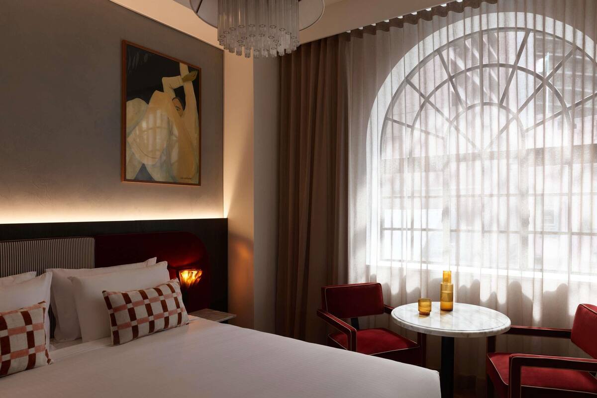 Executive Room, 1 King Bed | Premium bedding, pillowtop beds, minibar, in-room safe