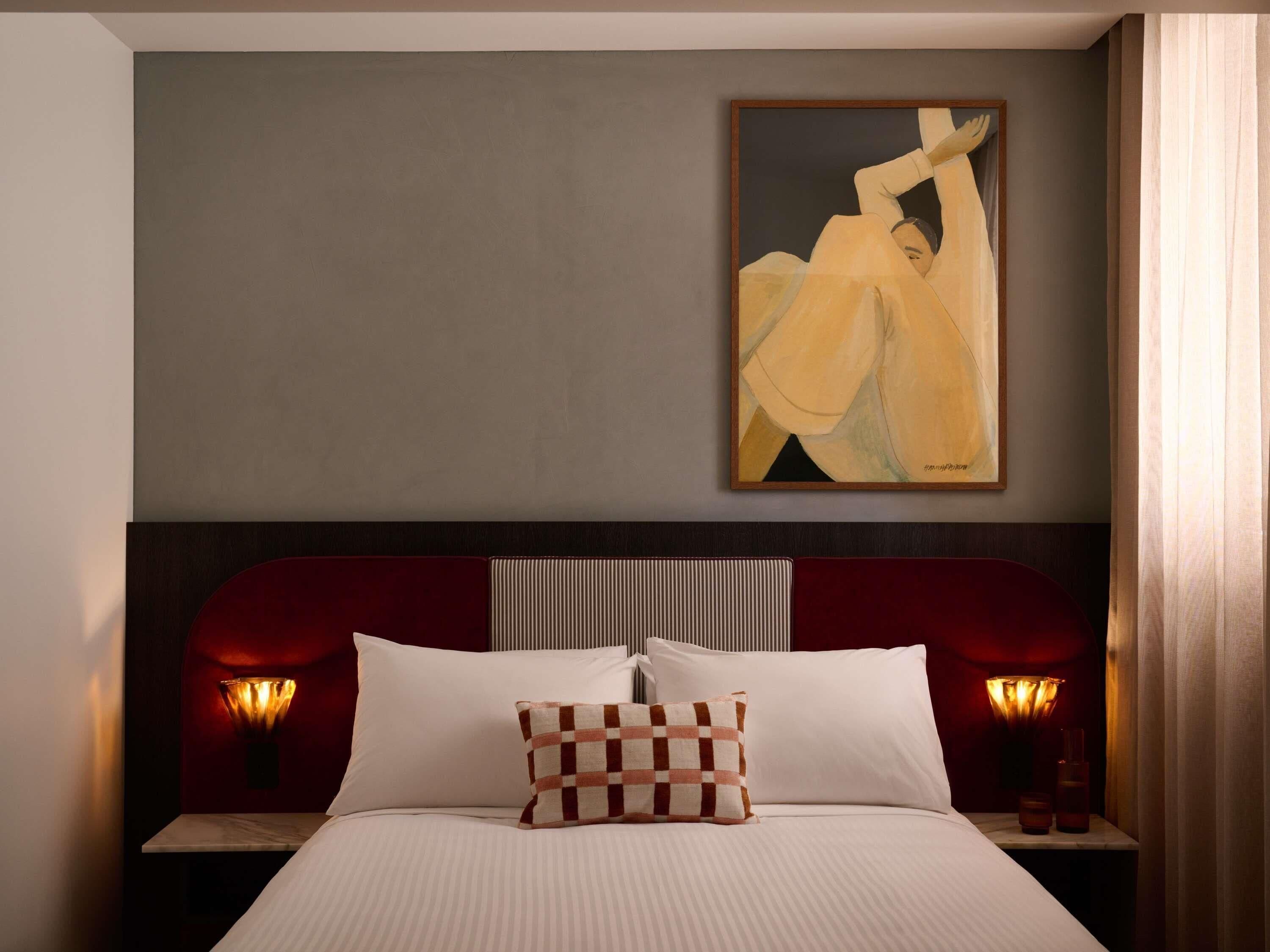 Standard Room, 1 Queen Bed | Premium bedding, pillowtop beds, minibar, in-room safe