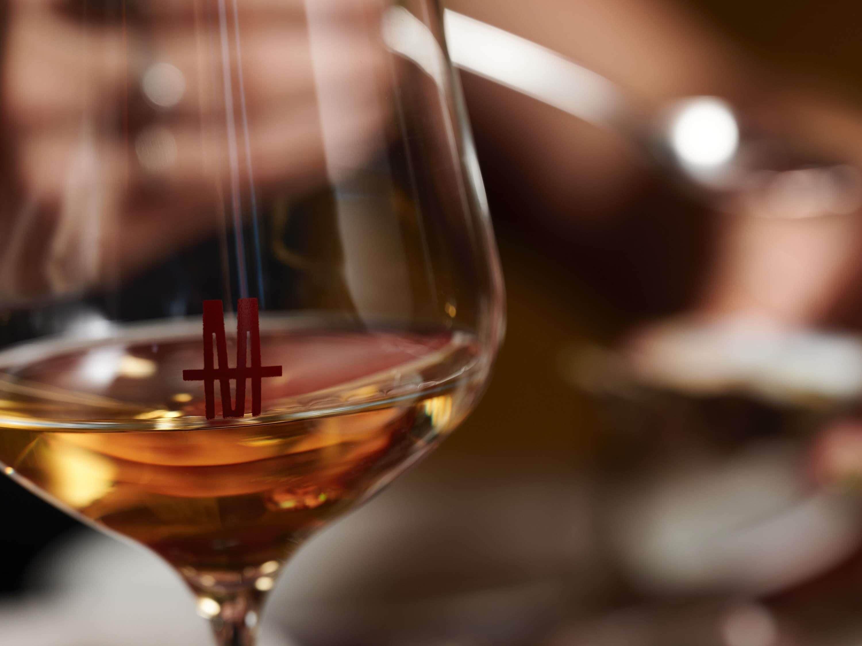 Un gros plan d’un verre à vin contenant un symbole rouge.