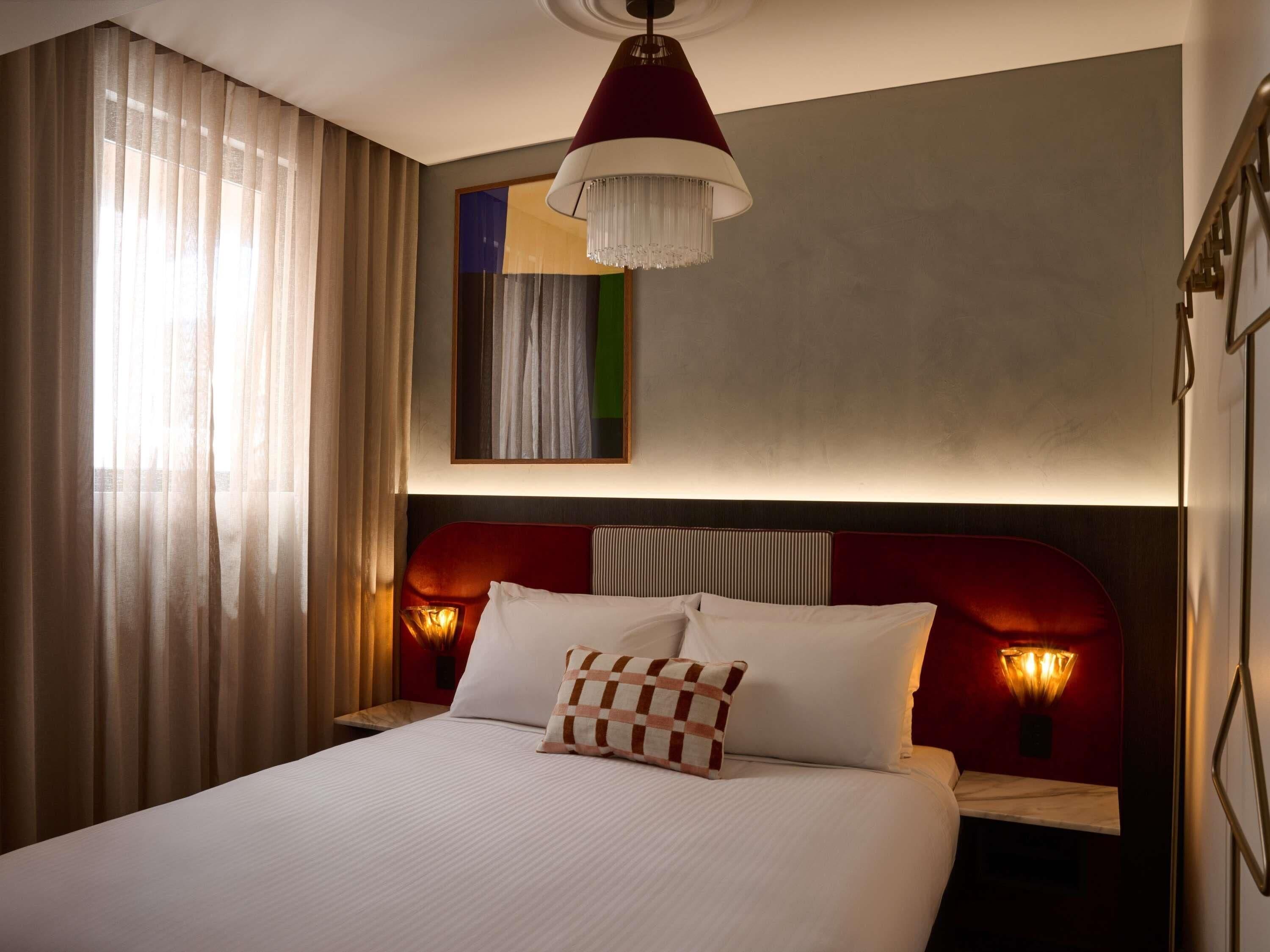 Classic Room, 1 Queen Bed | Premium bedding, pillowtop beds, minibar, in-room safe