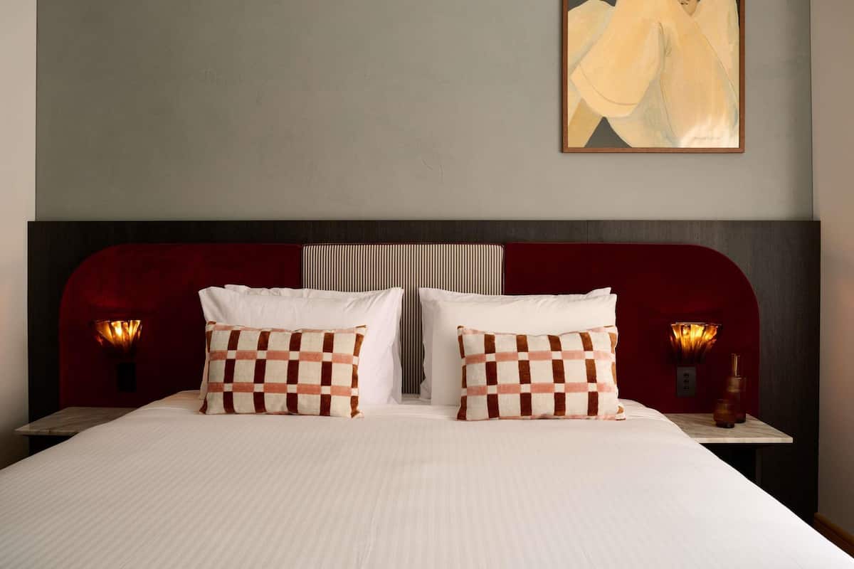 Superior Room, 1 King Bed | Premium bedding, pillowtop beds, minibar, in-room safe