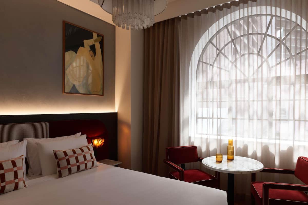Executive Room, 1 King Bed | Premium bedding, pillowtop beds, minibar, in-room safe