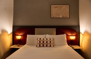 Classic Room, 1 Queen Bed | Premium bedding, pillowtop beds, minibar, in-room safe