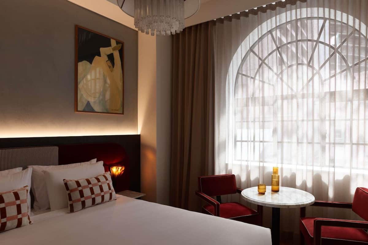 Executive Room, 1 King Bed | Premium bedding, pillowtop beds, minibar, in-room safe