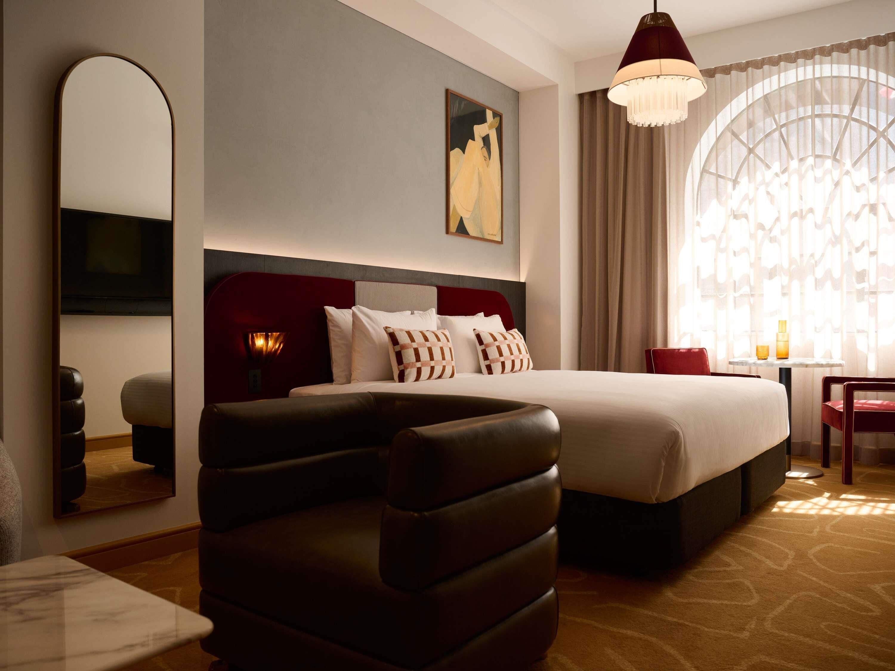 Ropa de cama de alta calidad, colchones con pillow-top y minibar 