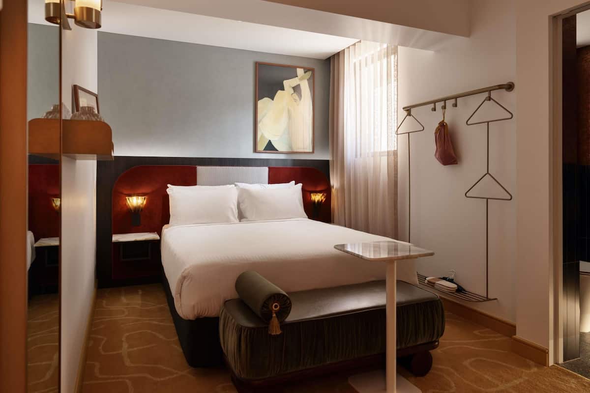 Ropa de cama de alta calidad, colchones con pillow-top y minibar
