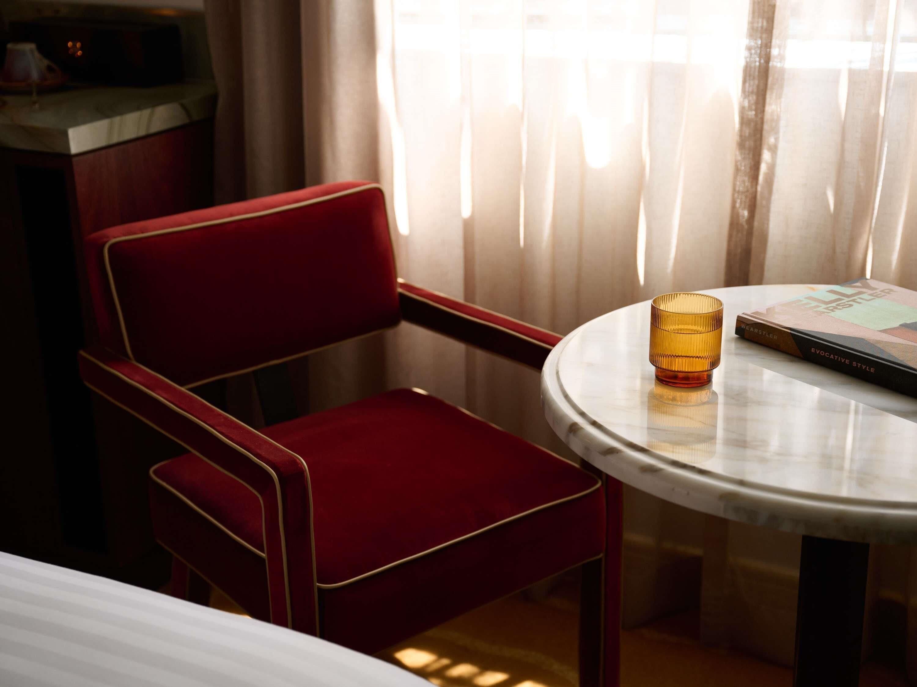 Ropa de cama de alta calidad, colchones con pillow-top y minibar 