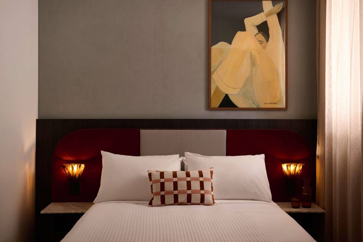 Standard Room, 1 Queen Bed | Premium bedding, pillowtop beds, minibar, in-room safe