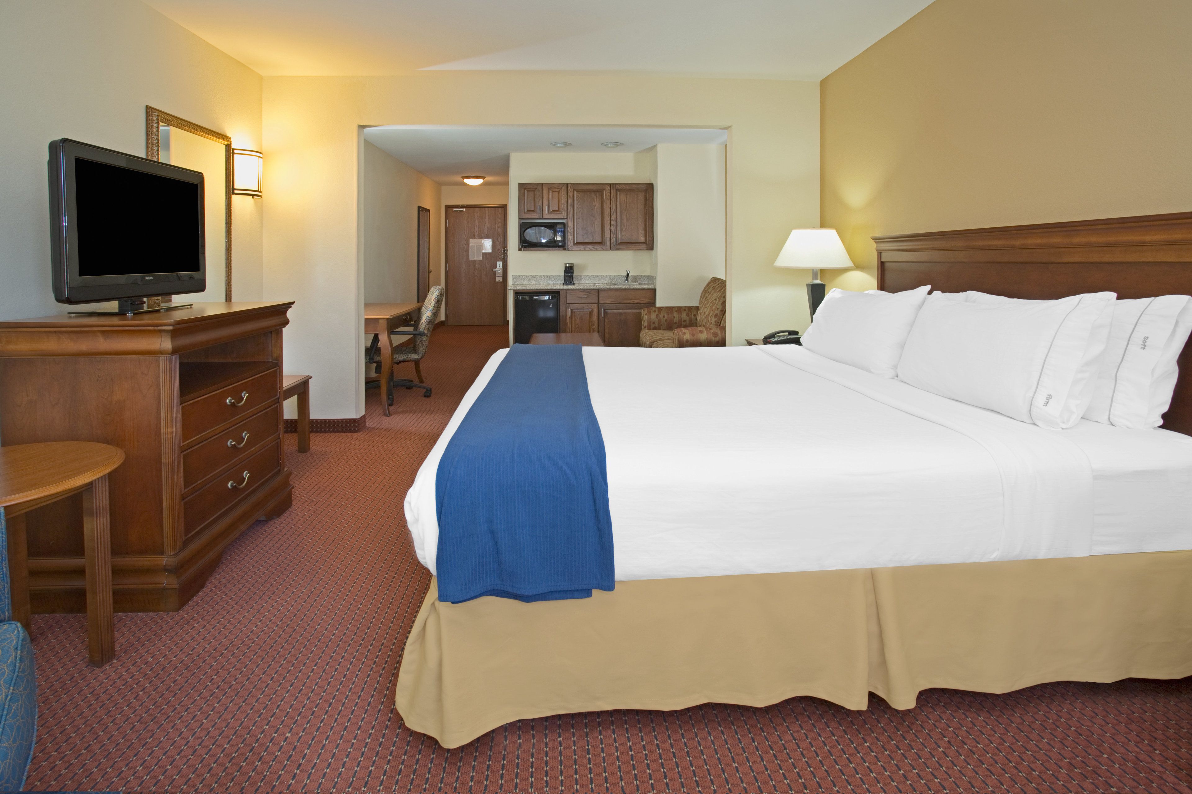 standard room, 1 king bed | in-room safe, individually furnished, desk, laptop workspace