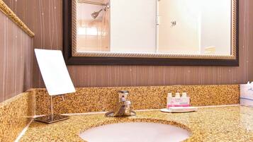 Combined shower/bathtub, free toiletries, hair dryer, towels