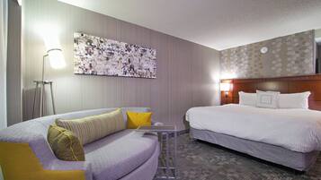 Ropa de cama hipoalergénica, escritorio y tabla de planchar con plancha