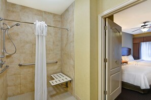 Suite, 2 grands lits (Mobility & Hearing, Roll-in Shower) | Douche de la salle de bain