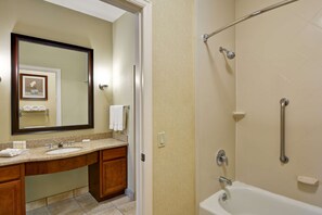 Suite, 2 camas Queen size | Baño | Amenidades de baño gratuitas, secadora de cabello, toallas 