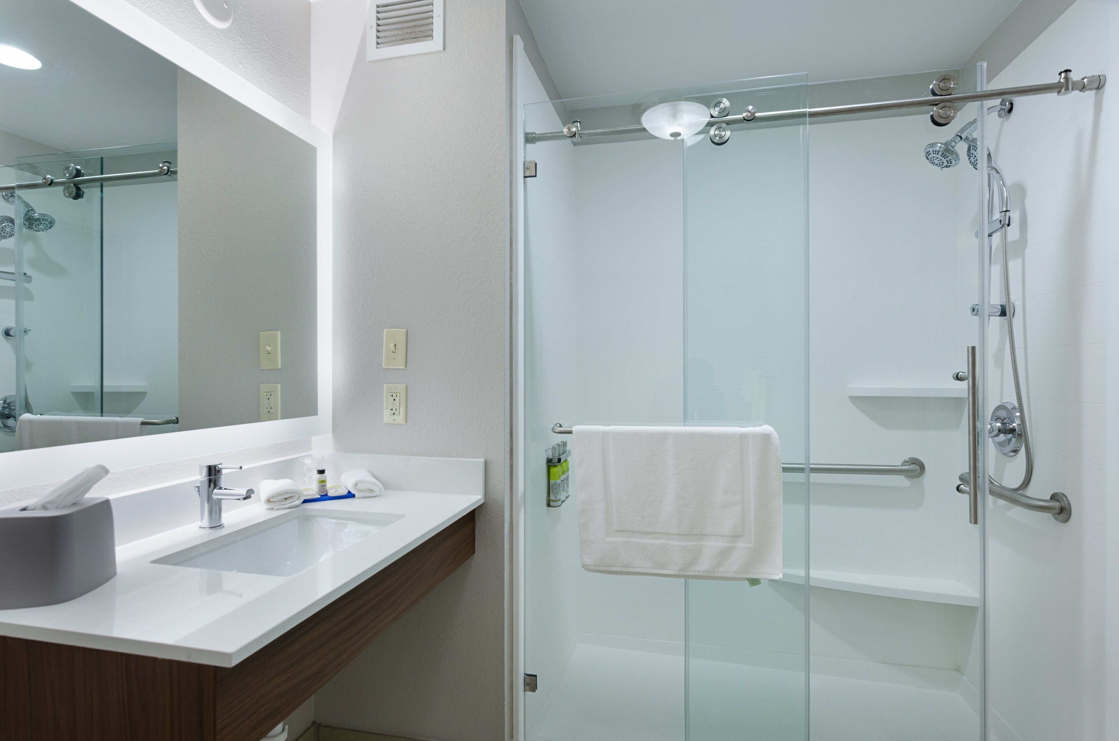 standard room, 1 king bed | bathroom | combined shower/bathtub, hair dryer, towels
