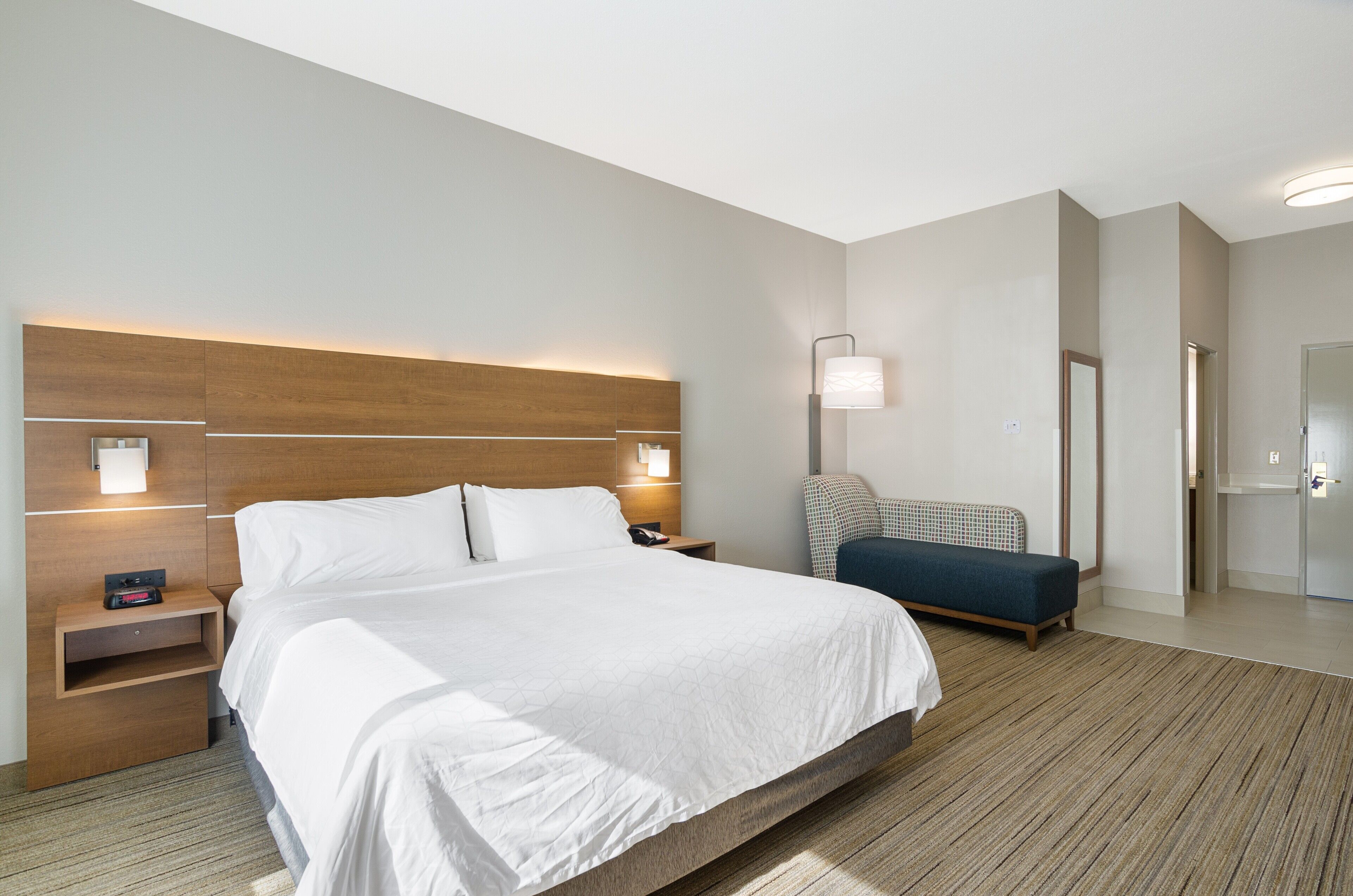 房內夾萬、書桌、遮光窗簾/窗簾、熨斗/熨衫板