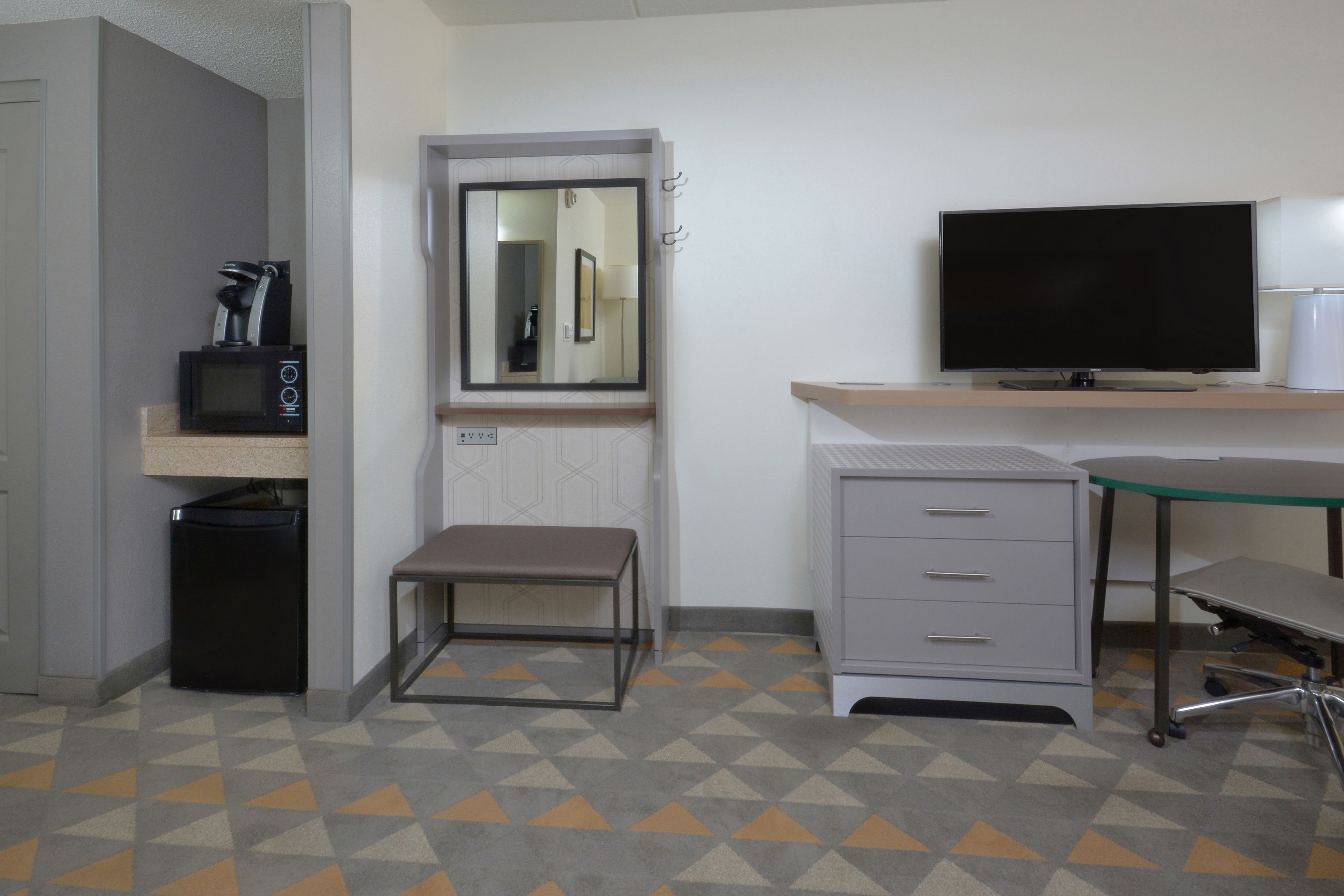 1 bedroom, premium bedding, in-room safe, desk