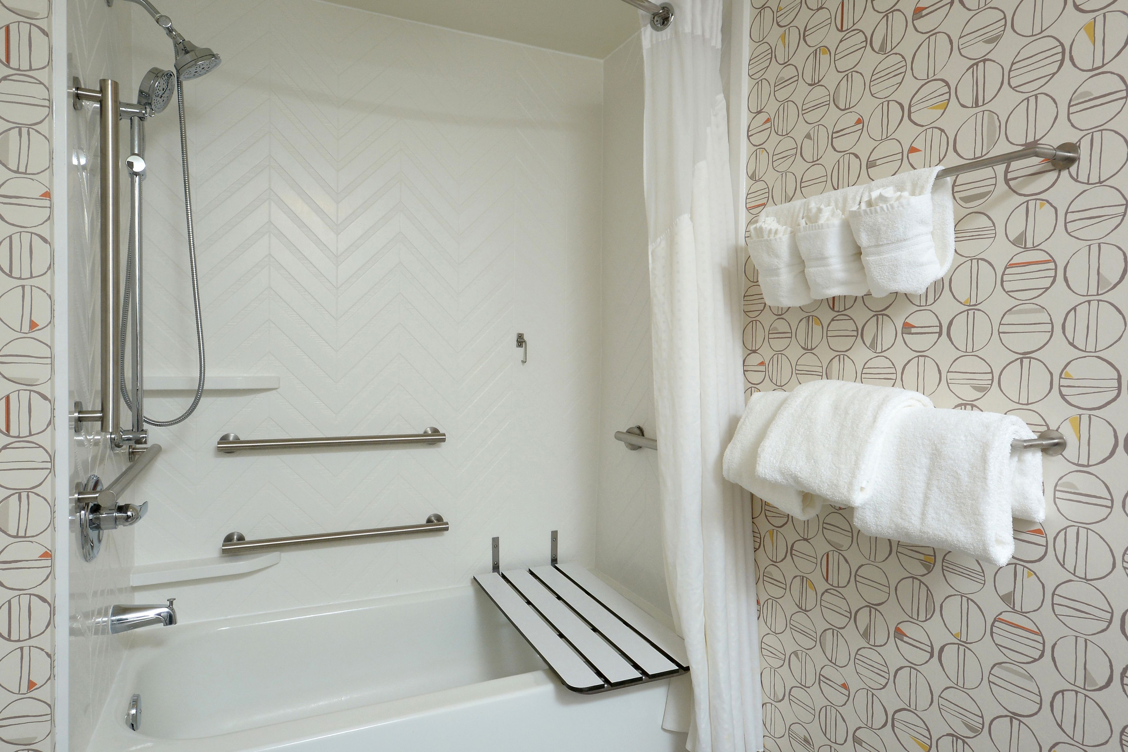 combined shower/bathtub, eco-friendly toiletries, hair dryer, towels