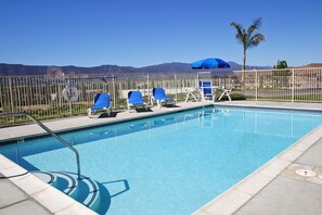 Piscina all'aperto, lettini