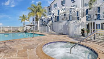 Piscine extérieure, chaises longues