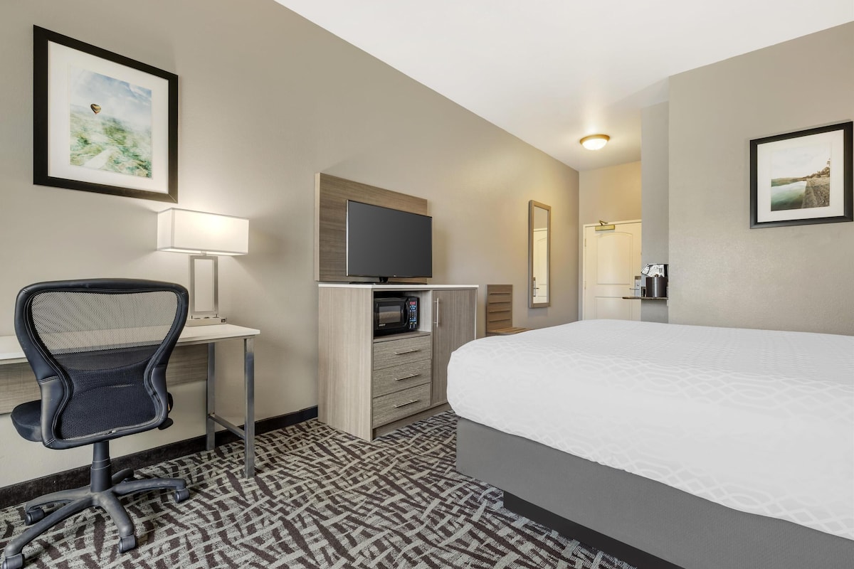 In-room safe, desk, laptop workspace, iron/ironing board