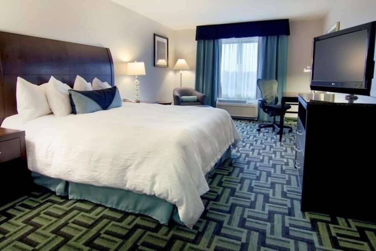Hypo-allergenic bedding, down duvets, in-room safe, desk