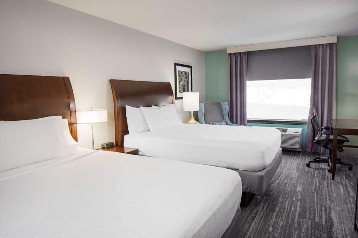 Hypo-allergenic bedding, down duvets, in-room safe, desk