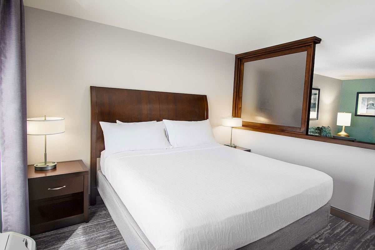 Hypo-allergenic bedding, down duvets, in-room safe, desk