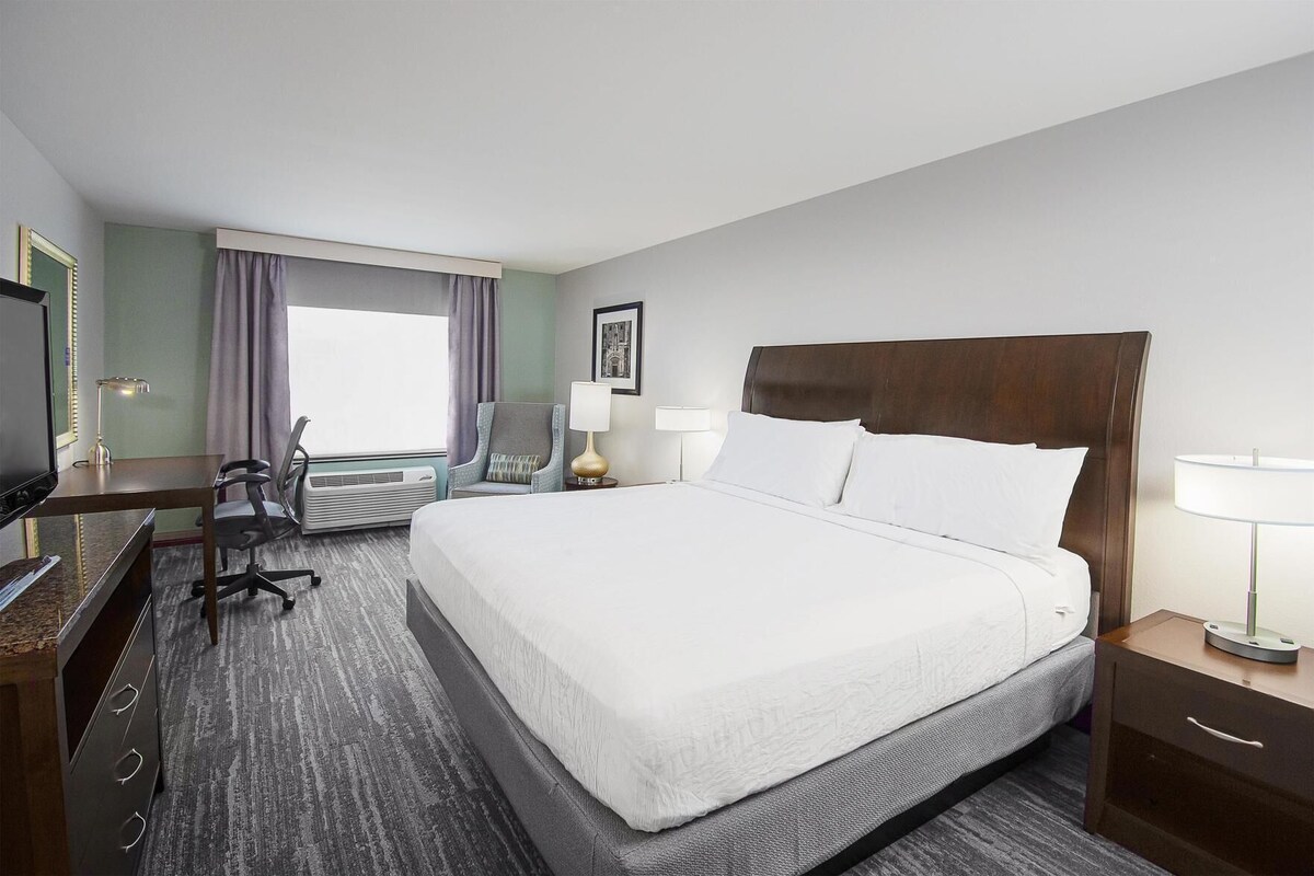 Hypo-allergenic bedding, down duvets, in-room safe, desk