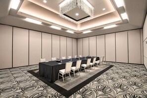 A conference room with a long table, chairs, and a chandelier. - Hilton Garden Inn South Bend (South Bend)