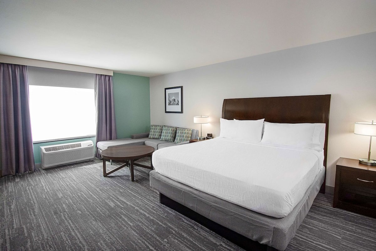 Hypo-allergenic bedding, down duvets, in-room safe, desk