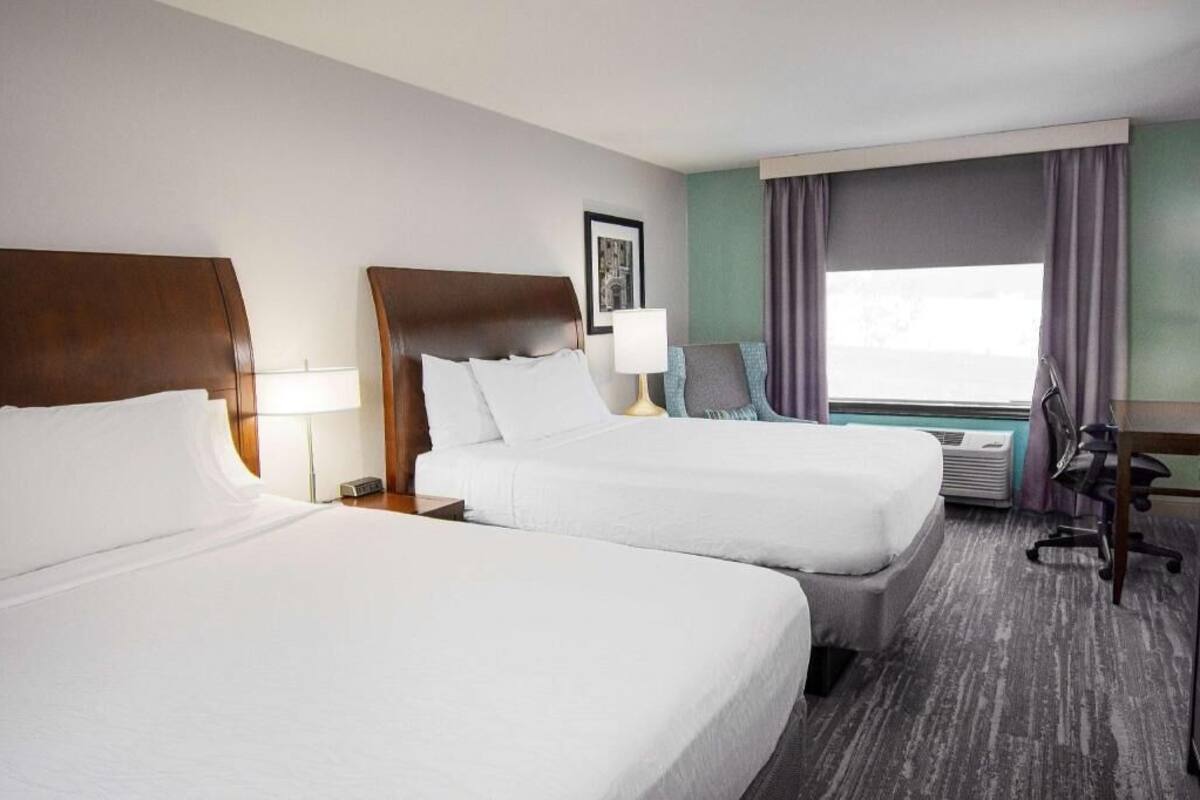 Hypo-allergenic bedding, down duvets, in-room safe, desk