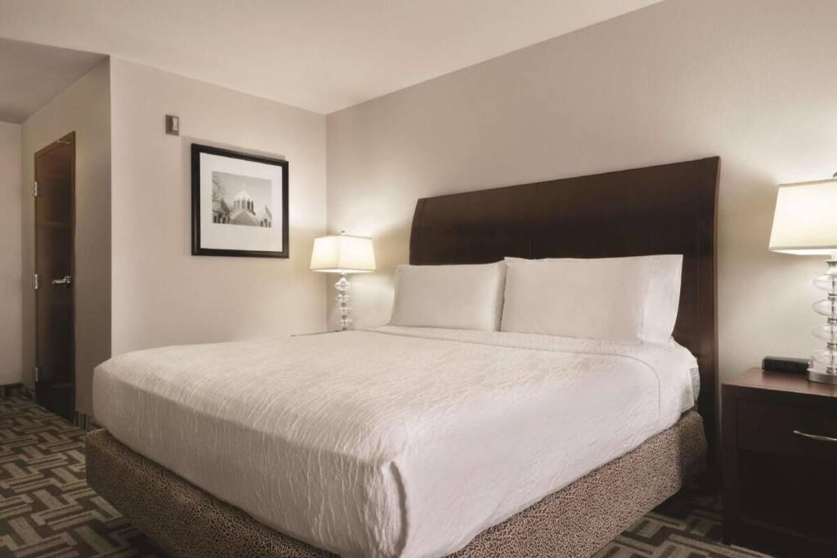Hypo-allergenic bedding, down duvets, in-room safe, desk