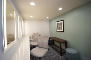 Deluxe Studio, 1 King Bed | Living area