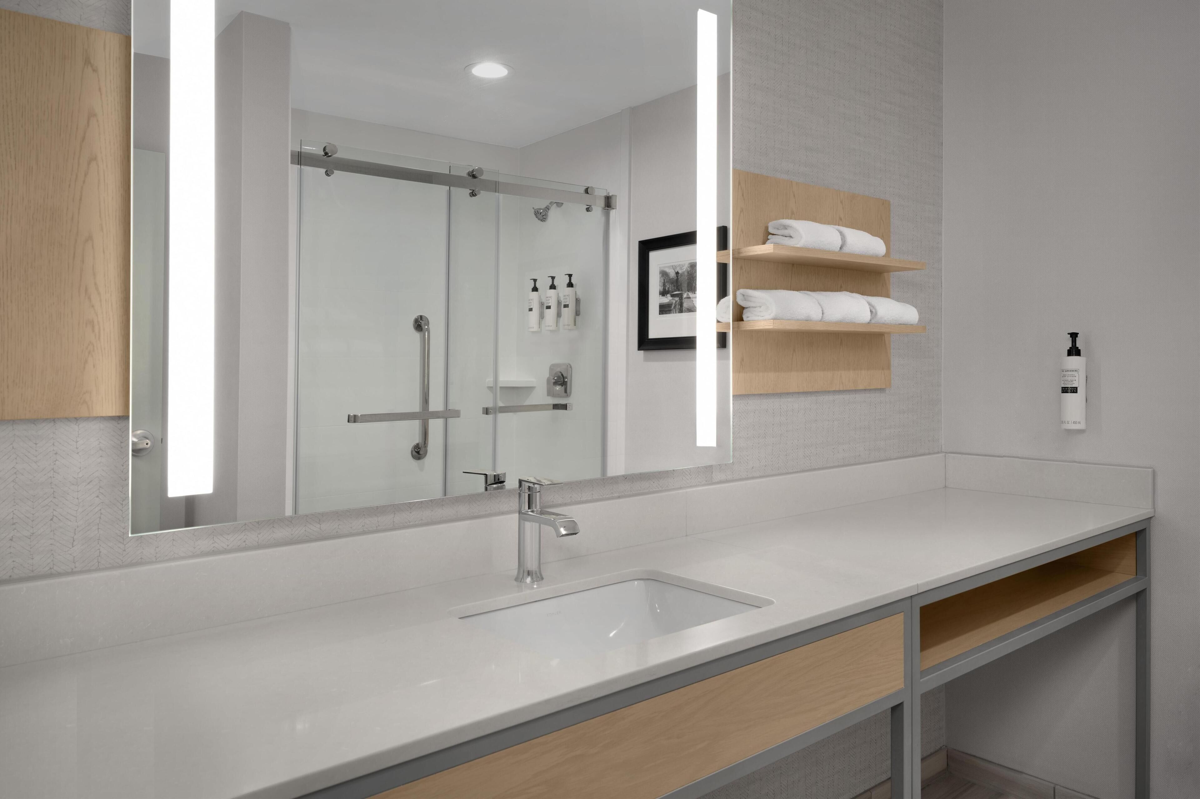 Deluxe Studio, 1 King Bed | Bathroom