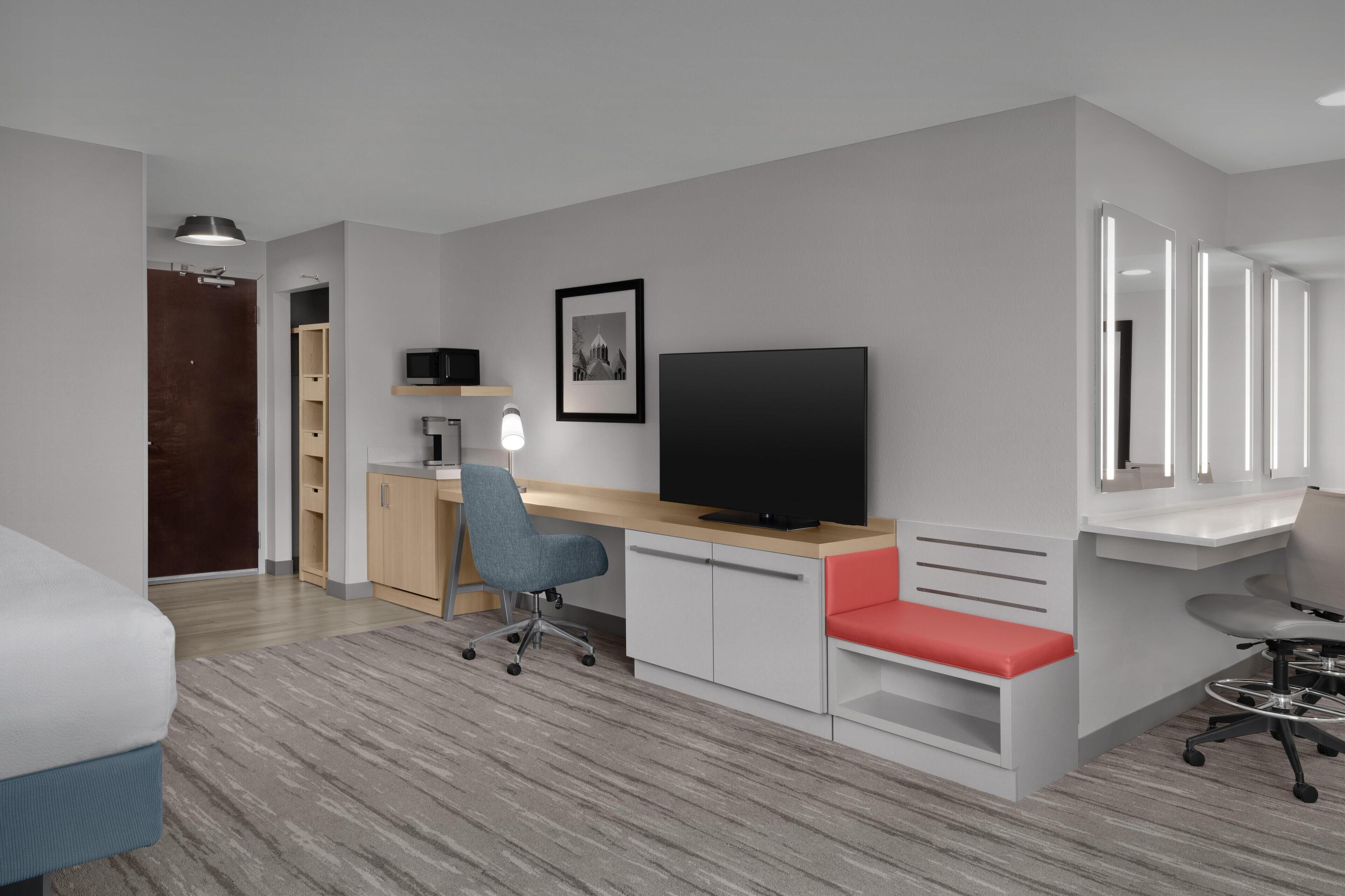 Deluxe Studio, 1 King Bed | Hypo-allergenic bedding available, down comforters, in-room safe, desk