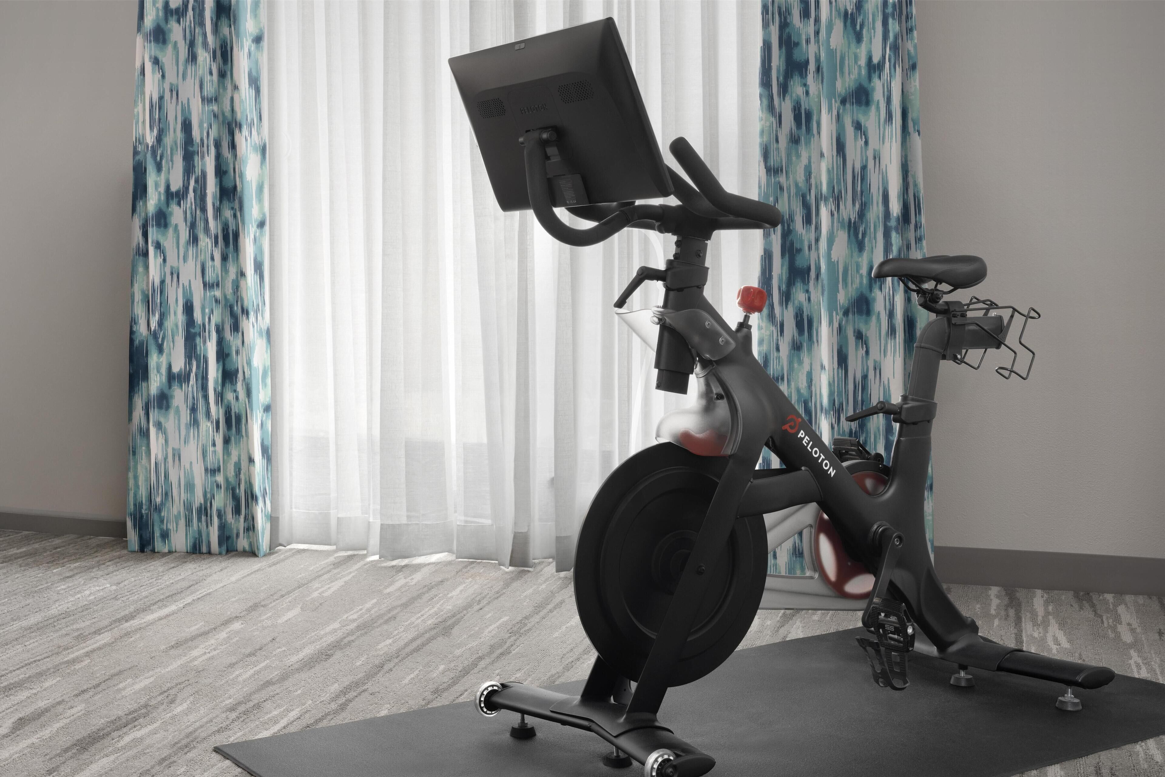 Junior kamer, 1 kingsize bed (Peloton Bike) | Hypoallergeen beddengoed, donsdekens, een kluis op de kamer, een bureau