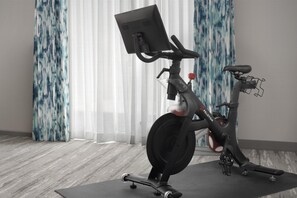 Junior kamer, 1 kingsize bed (Peloton Bike) | Hypoallergeen beddengoed, donsdekens, een kluis op de kamer, een bureau