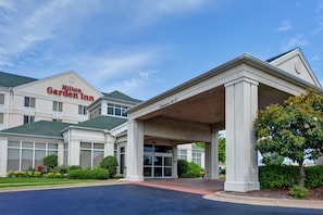A Hilton Garden Inn with a covered entrance and a clear sky.
